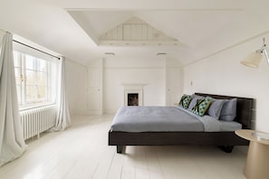5 bedrooms, iron/ironing board, travel cot, free WiFi
