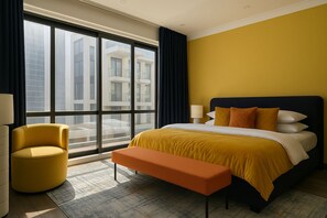 Quarto de hotel moderno com uma janela grande, uma cama com roupa de cama amarela, uma poltrona amarela arredondada e um banco.
