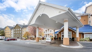 A hotel with a covered entrance, multiple floors, and a parking lot. - NFL Draft or Easter week condo with indoor waterpark (Wisconsin Dells)