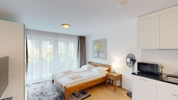 Een bureau, een strijkplank/strijkijzer, wifi, beddengoed