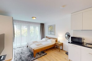 Een bureau, een strijkplank/strijkijzer, wifi, beddengoed