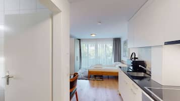 Een koelkast, een magnetron, een oven, een kookplaat