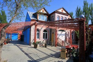 Un edificio tradicional con un patio cubierto, una escalera y una bicicleta.