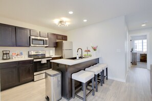 Jääkaappi, mikroaaltouuni, uuni, liesi