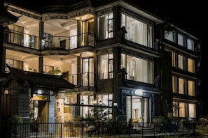 A multi-story building with balconies, large windows, and a well-lit entrance. - Longkan Yunding Courtyard Hotel (Dali City)