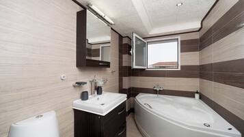Deluxe Apartment, City View | Bathroom | Free toiletries, hair dryer, slippers, towels