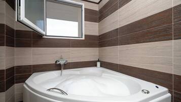 Deluxe Apartment, City View | Bathroom | Free toiletries, hair dryer, slippers, towels