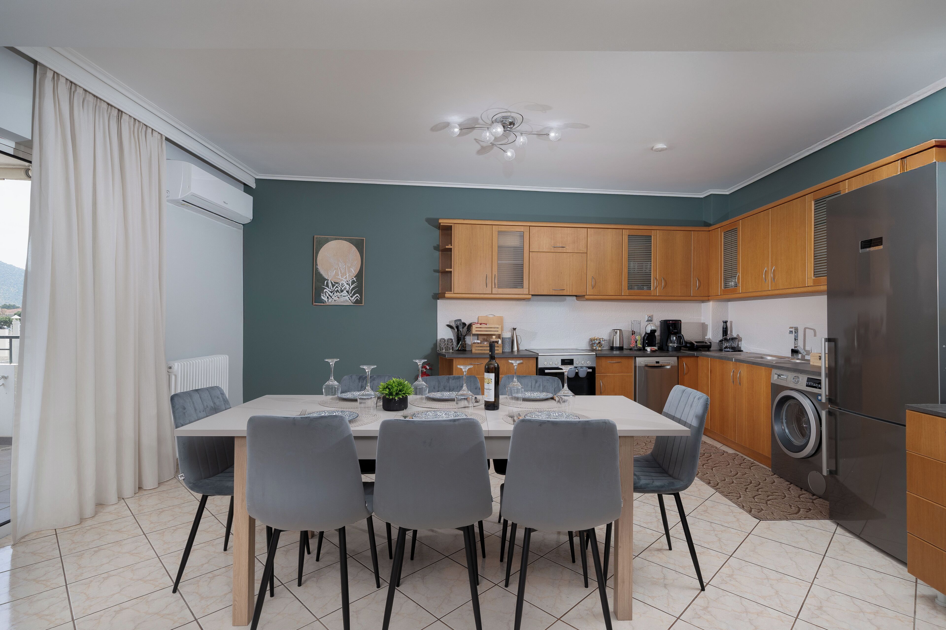 Apartamento luxo, vista para a cidade | Opções para refeição no quarto