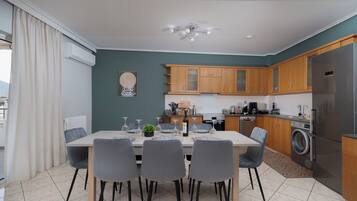 Apartamento luxo, vista para a cidade | Opções para refeição no quarto