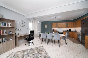 Apartamento luxo, vista para a cidade | Cozinha privada | Lava-louças, cadeirão de bebê