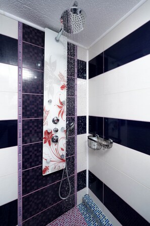 Apartamento luxo, vista para a cidade | Banheiro | Produtos de toalete grátis, secador de cabelo, chinelos