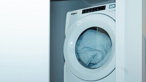 Eine Waschmaschine von Whirlpool mit Frontlader und digitaler Anzeige.