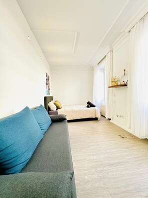 Basic Room - Affordable 4BR Apt Walk to FAC Platz (Vienna)