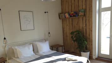 Comfort-Dreibettzimmer, Balkon, Parkblick | Individuell dekoriert, individuell eingerichtet, Schreibtisch