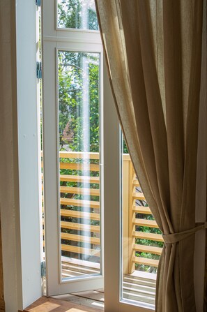 Comfort Twin Room, Balcony, City View | Living area