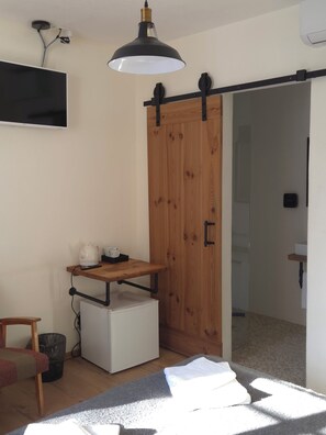 Habitación doble Confort, vista al parque | Decoración personalizada, muebles diferentes y escritorio 