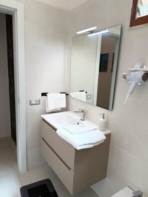 Shower, hair dryer, bidet, towels - Haska home (Sampieri)