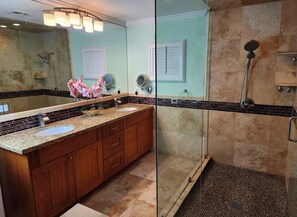 Douche, sèche-cheveux, serviettes fournies, savon