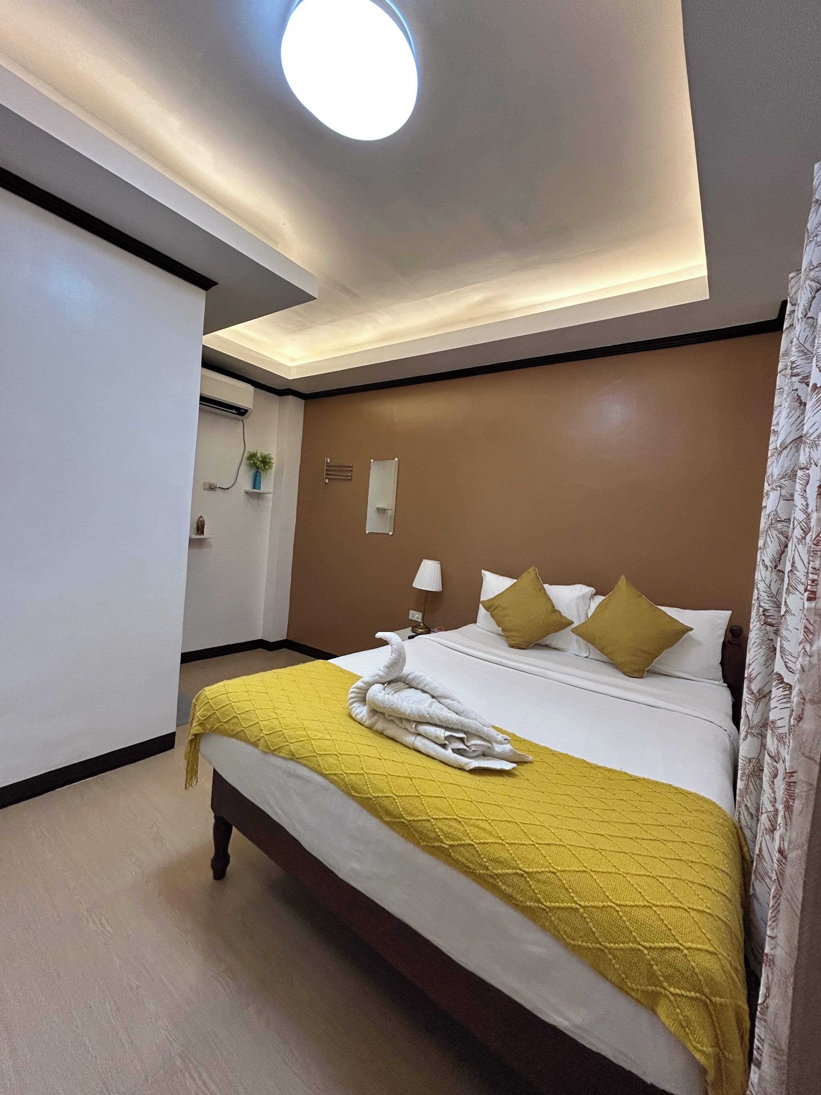 Quarto casal standard | Quartos à prova de som, Wi-Fi de cortesia
