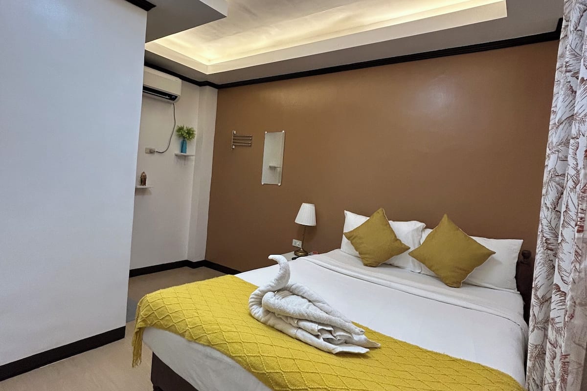 Quarto casal standard | Quartos à prova de som, Wi-Fi de cortesia