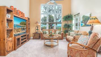 Townhouse, 3 kamar tidur, beranda, pemandangan kebun | Area keluarga | Smart TV 45-inci dengan saluran TV digital