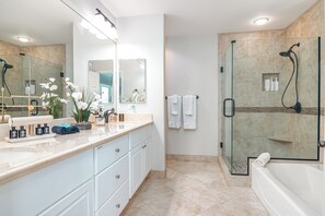 Townhome, 3 Bedrooms, Lanai, Garden View | Bathroom | Bathrobes