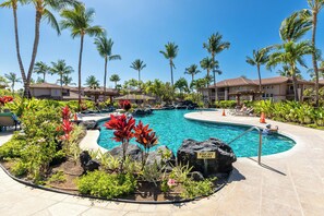 2 piscinas externas, guarda-sóis, espreguiçadeiras