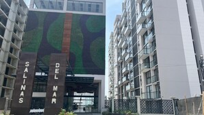 Un edificio moderno con un letrero vertical que dice "SAINS DELMAN".