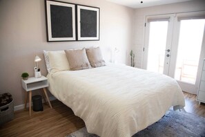 2 chambres, bureau, fer et planche à repasser, lit parapluie