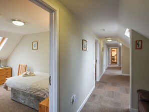 Une chambre à coucher avec un lit, une commode et une chaise.