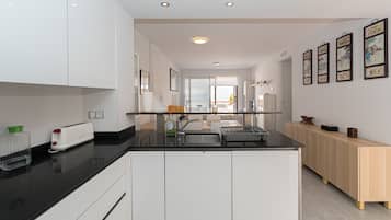 Réfrigérateur, micro-ondes, four, plaque de cuisson