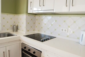 微波爐、洗碗機、咖啡機/沖茶器、鍋具/餐盤/廚房用品