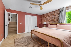 4 habitaciones, tabla de planchar con plancha y cuna de viaje 