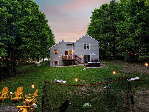 4bdr 2 bath house. Unwind in the hot tub, chat around the fire pit and disc golf