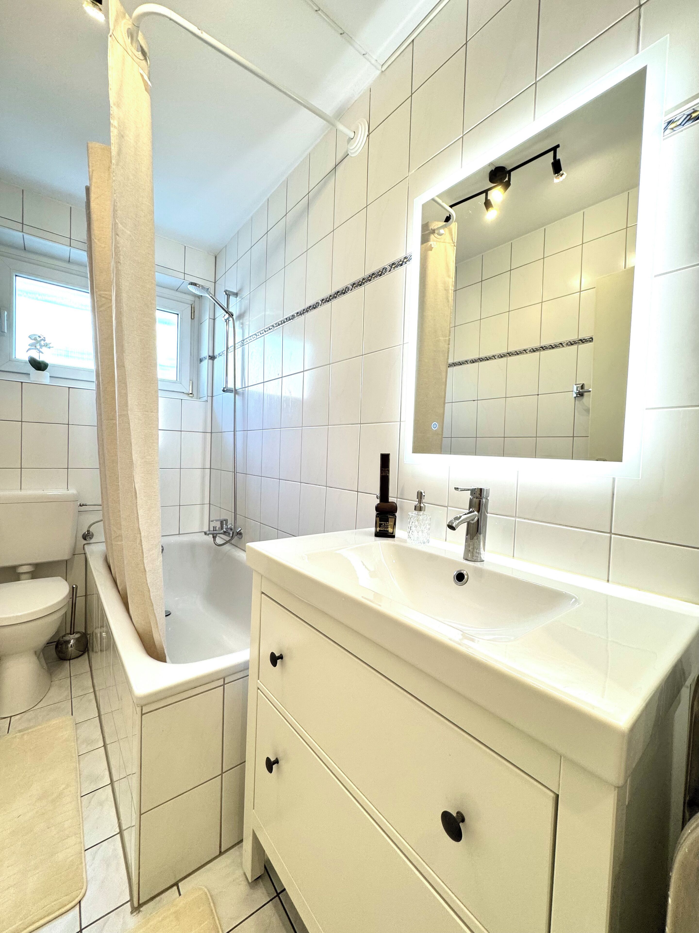 Sèche-cheveux, serviettes fournies, papier toilette