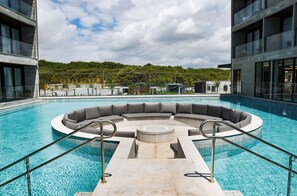 10 piscines couvertes, 15 piscines extérieures