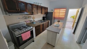 Réfrigérateur, four, plaque de cuisson, cafetière/bouilloire