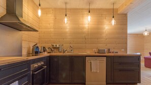 Kühlschrank, Mikrowelle, Geschirrspüler, Hochstuhl