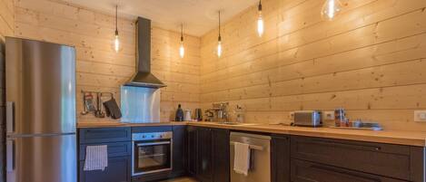 Réfrigérateur, micro-ondes, lave-vaisselle, chaise haute