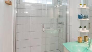 Douche, sĂšche-cheveux, serviettes fournies, papier toilette