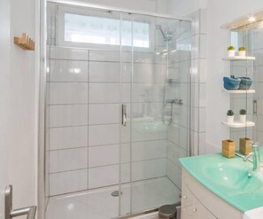 Dusj, hårføner, håndklær og toalettpapir