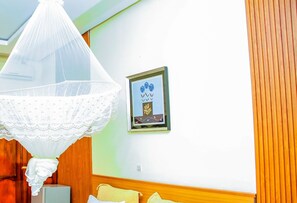 客房內保險箱、筆電工作空間、遮光布/窗簾、熨斗/熨衣板