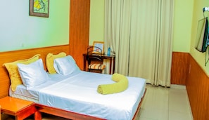 Zimmersafe, laptopgeeigneter Arbeitsplatz, Verdunkelungsvorhänge