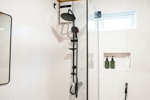 Dusche, Haartrockner, Handtücher, Seife