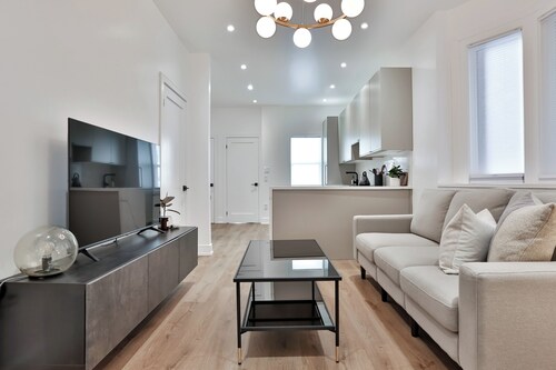 Modern 1-Bedroom Retreat in Toronto – Walk to Parks, Cafés & Transit!