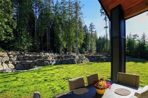 Outdoor dining - Shawnigan Lake Retreat with Theatre (Shawnigan lake)