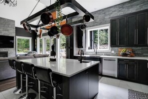 Fridge, microwave, oven, stovetop - Shawnigan Lake Retreat with Theatre (Shawnigan lake)