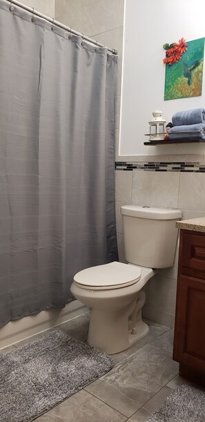 Banheira de hidromassagem, secador de cabelo, toalhas de banho, sabonete