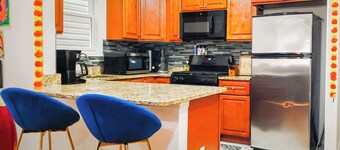 Entire spacious Luxury Condo - 10mins walk to JSQ Path