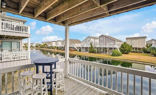 Cozy 3-bedroom condo with AC, WiFi in charming Ocean Isle Beach